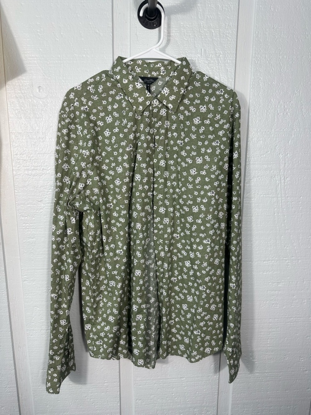Goodman Green and White Floral
Long Sleeve Shirt Size XL EUC